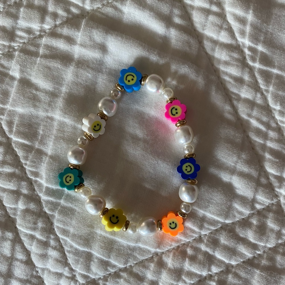 Small Bracelet with pearls and smiley flower charms
